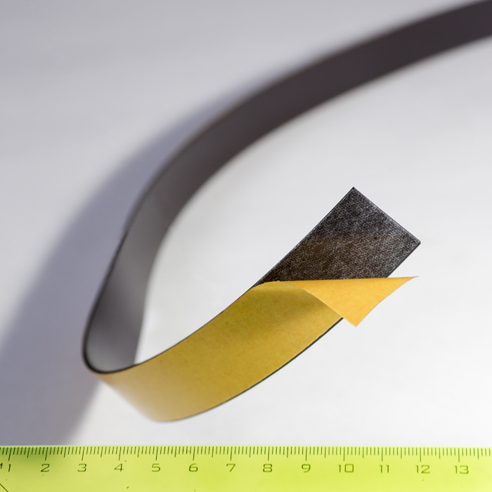Bandă magnetică cu autoadeziv 25x1,6 mm
