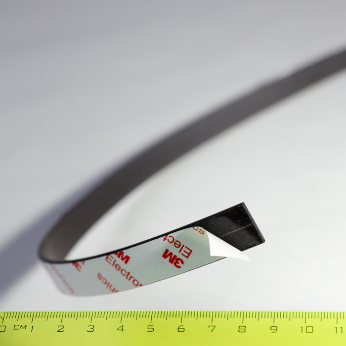 Bandă magnetică cu autoadeziv puternic 15x2 mm