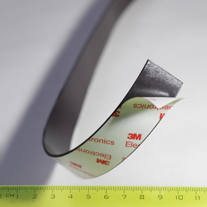 Bandă magnetică cu autoadeziv puternic 25x1,6 mm