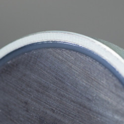 Magnet oală diam. 16, înălțime 4,5 mm, cu gaură pentru șurub cu cap înecat diam. 3,5
