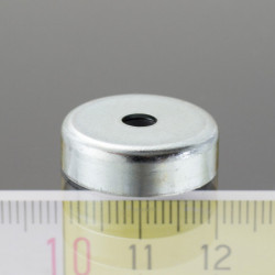 Magnet oală diam. 20, înălțime 6 mm, cu gaură pentru șurub cu cap înecat diam. 4,1