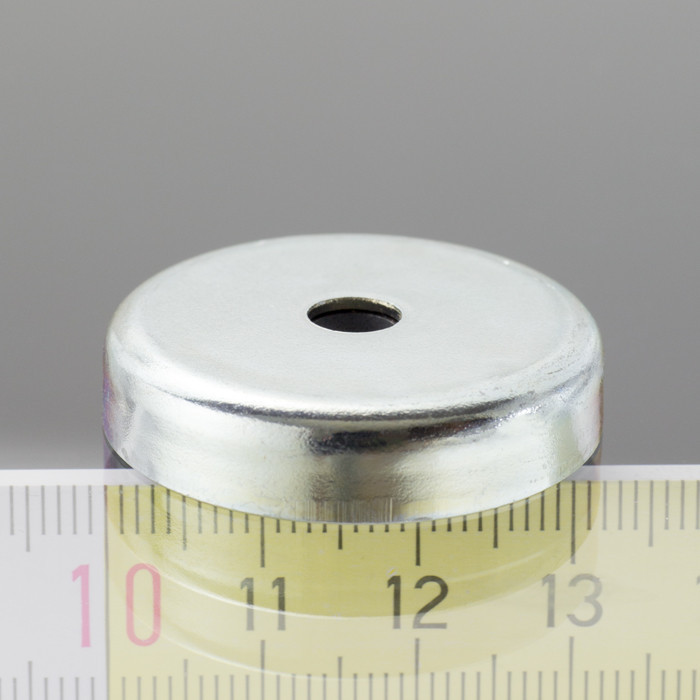 Magnet oală diam. 32, înălțime 7 mm, cu gaură pentru șurub cu cap înecat diam. 5,5 – 27 g, 72 N