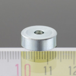 Magnet oală diam. 13, înălțime 4,5 mm, cu gaură pentru șurub cu cap înecat diam. 3,5