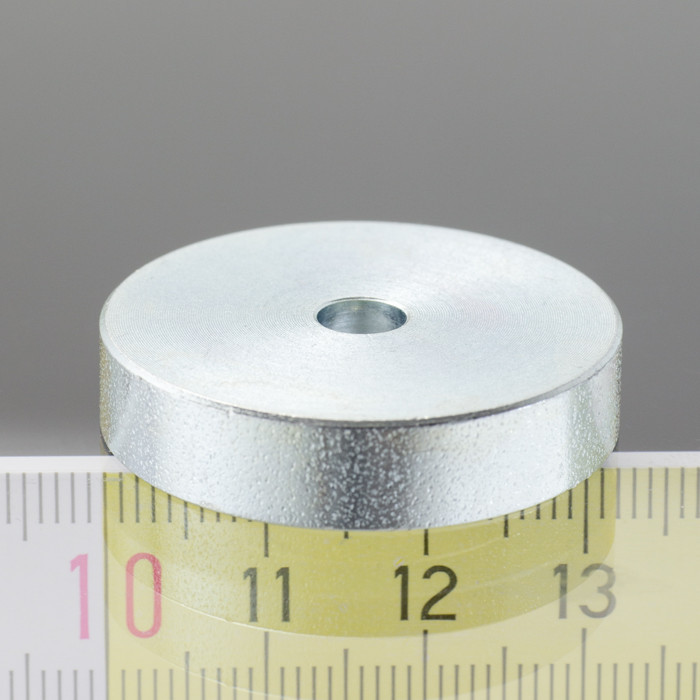 Magnet oală diam. 32 x înălțime 7 mm, cu gaură pentru șurub cu cap înecat diam. 5,4 mm