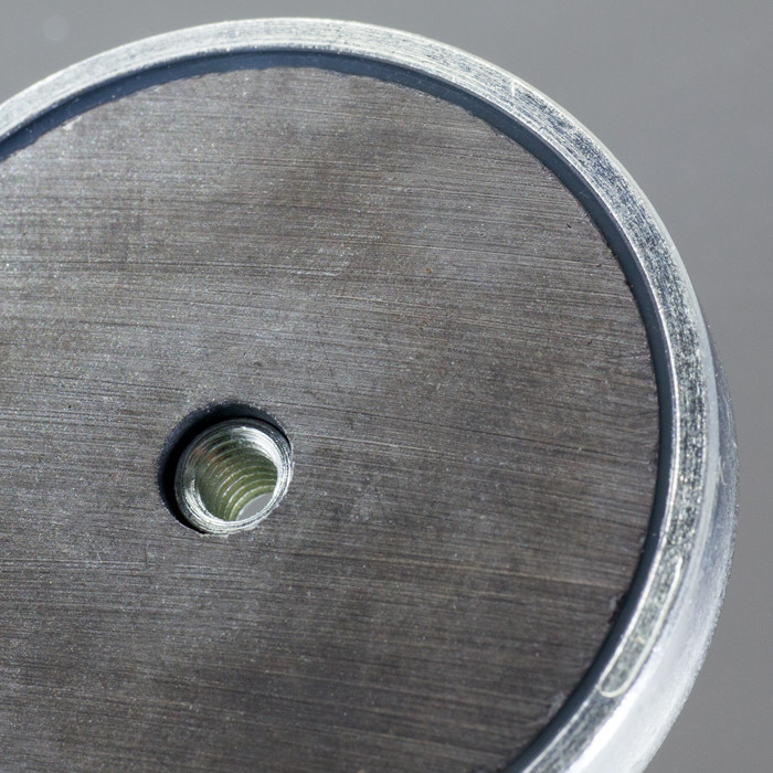Magnet oală diam. 40 x înălțime 8 mm cu filet interior M4-6H