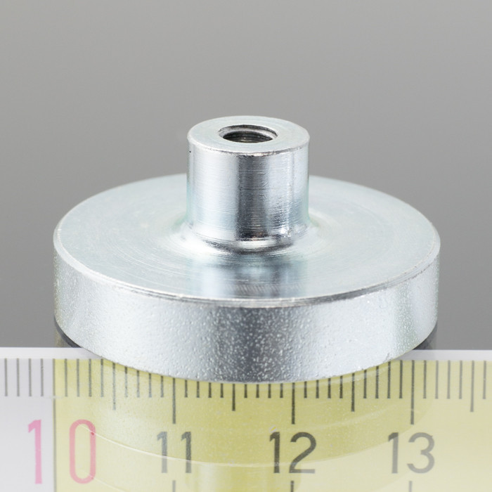 Magnet oală cu coadă, diam. 32 x înălțime 7 mm cu filet interior M5, înălțime filet 8,5 mm