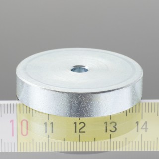 Magnet oală diam. 40 x înălțime 8 mm, cu gaură pentru șurub cu cap înecat diam. 5,4 mm