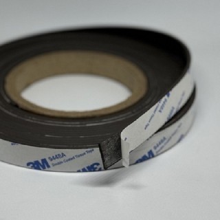 Bandă magnetică cu autoadeziv puternic 3M, 25x1,6 mm, 112 g/cm2, puternic anizotropic, lungime - 1 m