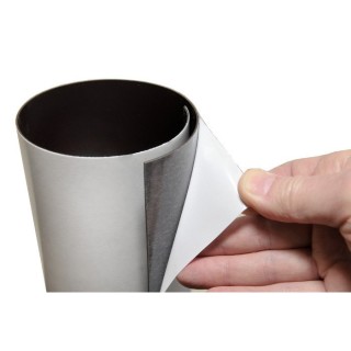 Folie magnetică cu autoadeziv, de grosime 0,7 mm