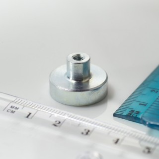 Magnet oală cu coadă, diam. 20 x înălțime 6 mm cu filet interior M4, înălțime filet 7 mm, magnet SmCo