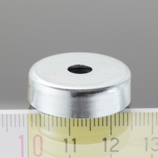 Magnet oală diam. 25, înălțime 7 mm, cu gaură pentru șurub cu cap înecat diam. 5,5 – 17 g, 36 N