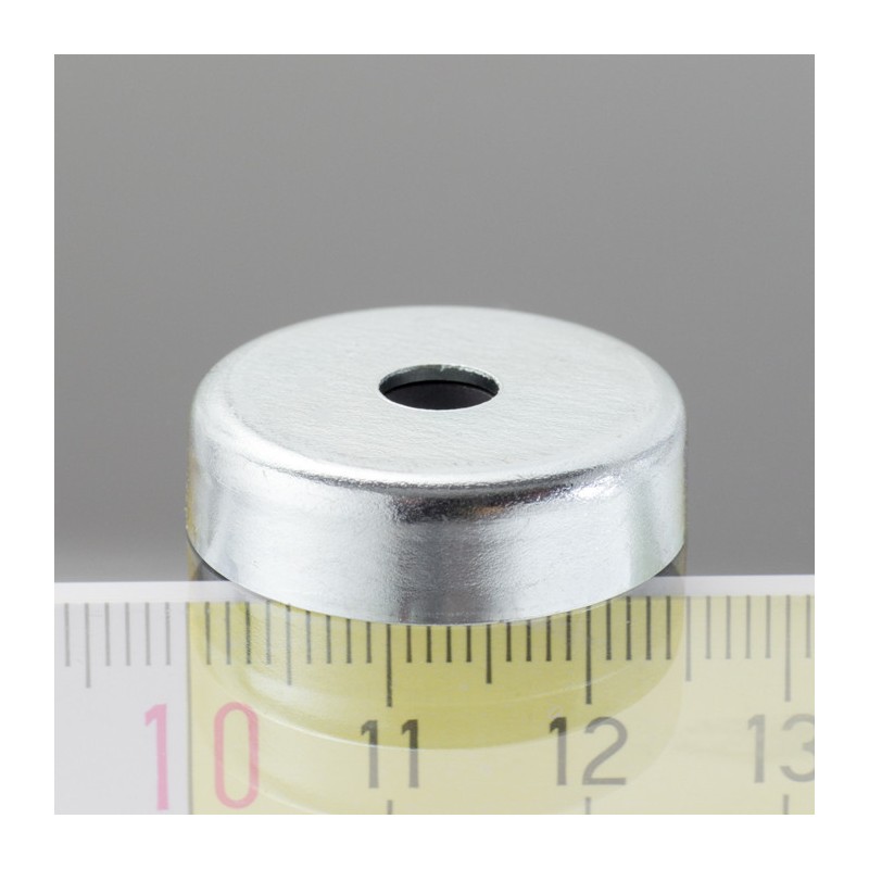 Magnet oală diam. 25, înălțime 7 mm, cu gaură pentru șurub cu cap înecat diam. 5,5 – 17 g, 36 N
