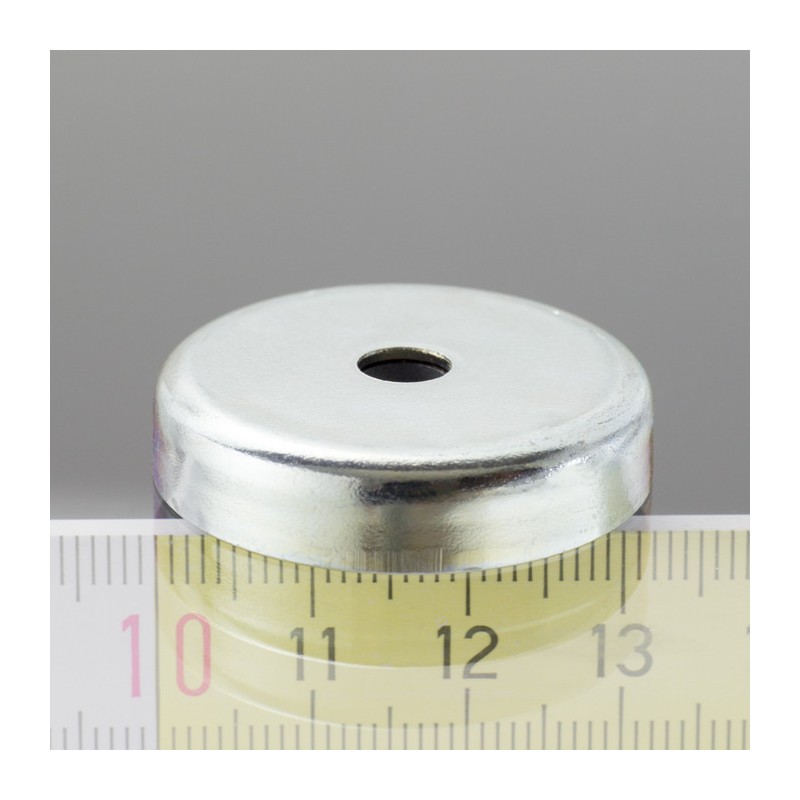 Magnet oală diam. 32, înălțime 7 mm, cu gaură pentru șurub cu cap înecat diam. 5,5 – 27 g, 72 N
