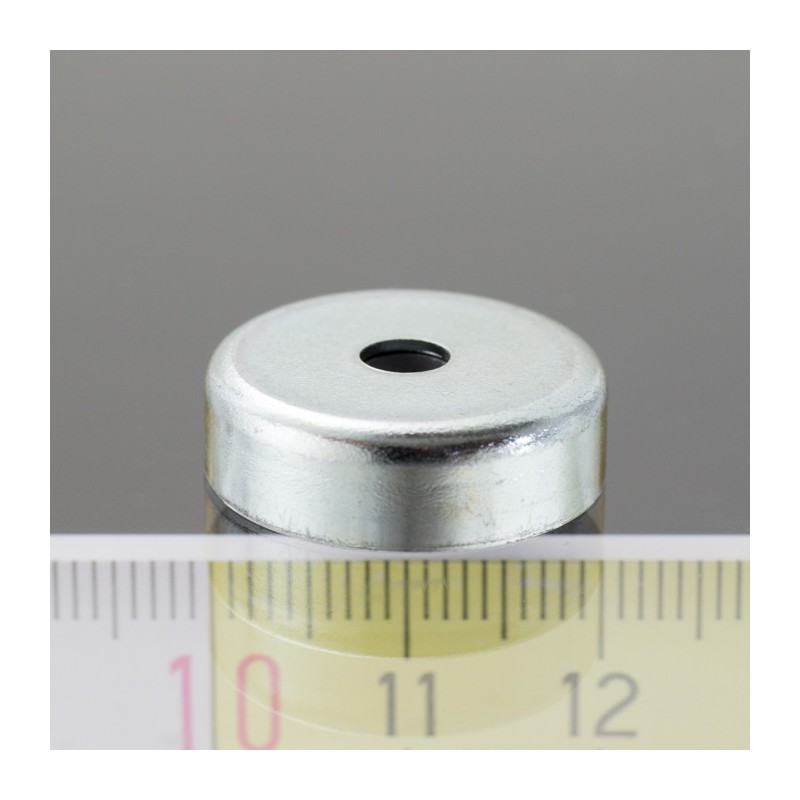 Magnet oală diam. 20, înălțime 6 mm, cu gaură pentru șurub cu cap înecat diam. 4,1