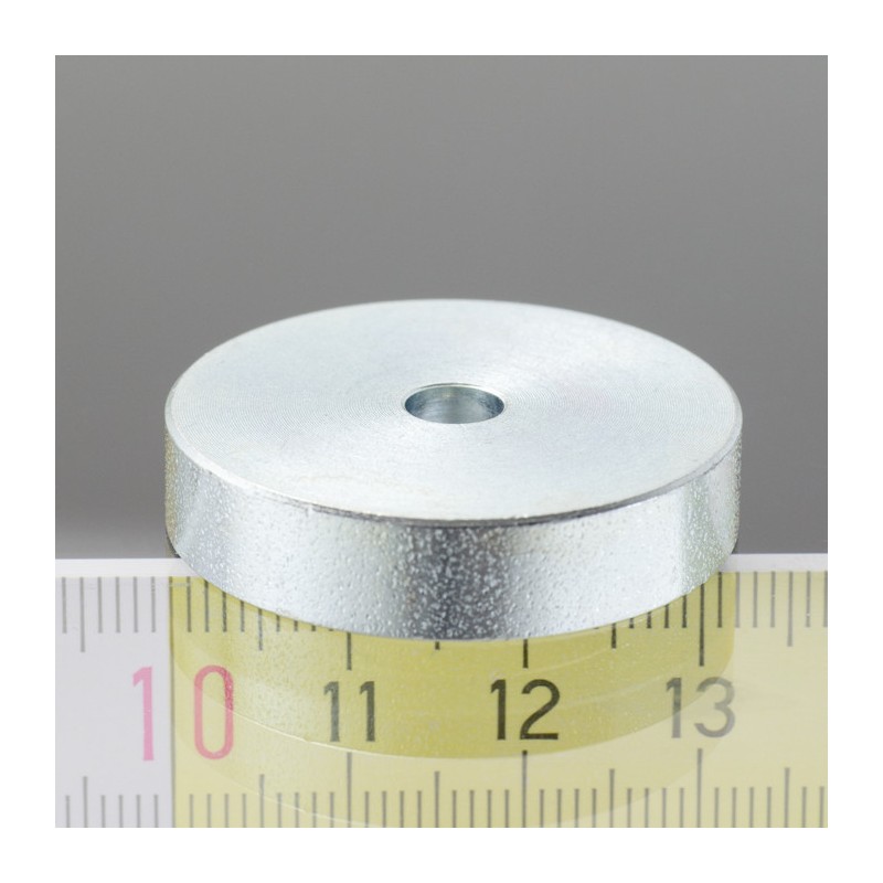 Magnet oală diam. 32 x înălțime 7 mm, cu gaură pentru șurub cu cap înecat diam. 5,4 mm