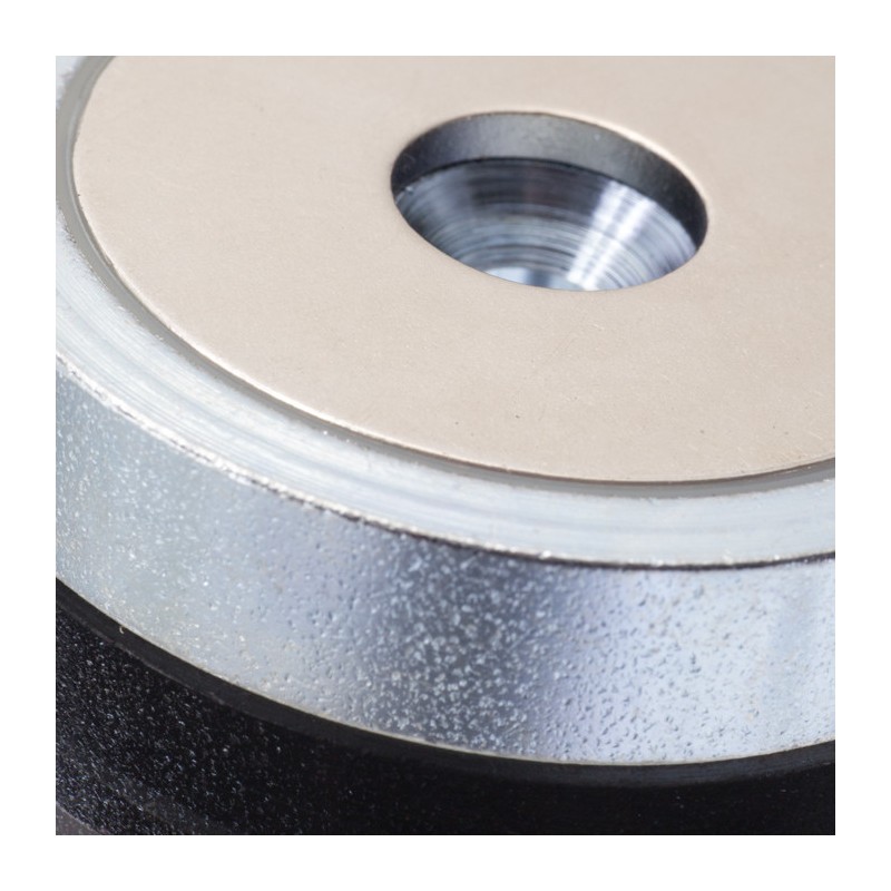 Magnet oală diam. 32 x înălțime 7 mm, cu gaură pentru șurub cu cap înecat diam. 5,4 mm