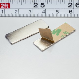 Magnet neodim cu autoadeziv 30x10x1 N 80 °C - set 2 buc, VMM4-N35 conține doi magneți care se atrag