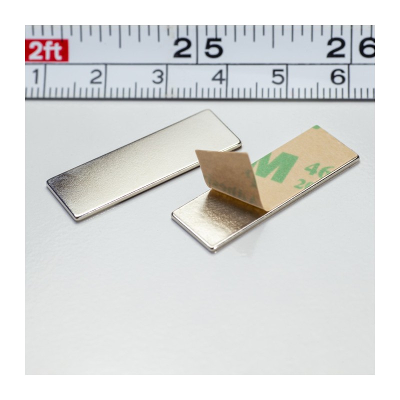 Magnet neodim cu autoadeziv 30x10x1 N 80 °C - set 2 buc, VMM4-N35 conține doi magneți care se atrag