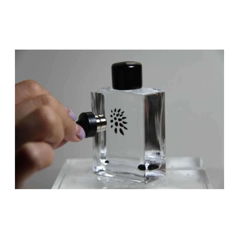 Sticlă cu lichid ferrofluid