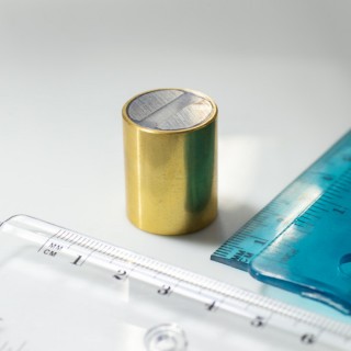 Oală magnetică din alamă cu toleranță h6 diam. 20 x înălțime 25 mm