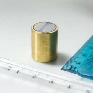 Oală magnetică din alamă cu toleranță h6 diam. 16 x înălțime 20 mm