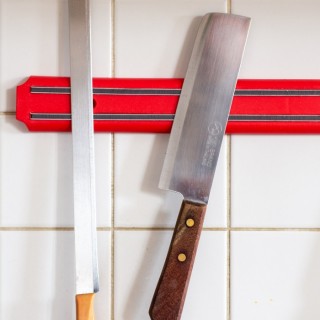 Suport magnetic pentru cuțite și ustensile de bucătărie, lungime 38 cm - roșu