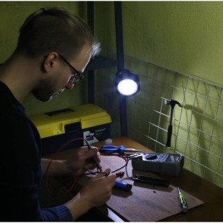 Lanternă LED magnetică pivotantă