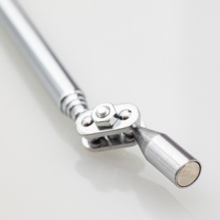 Magnet telescopic cu articulaţie
